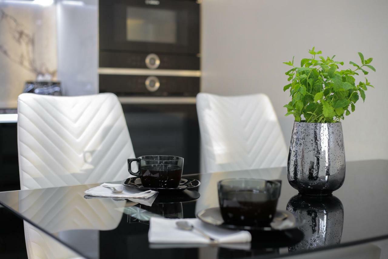 Black&White Apartment In Smart Plaza Kyiv Exterior foto
