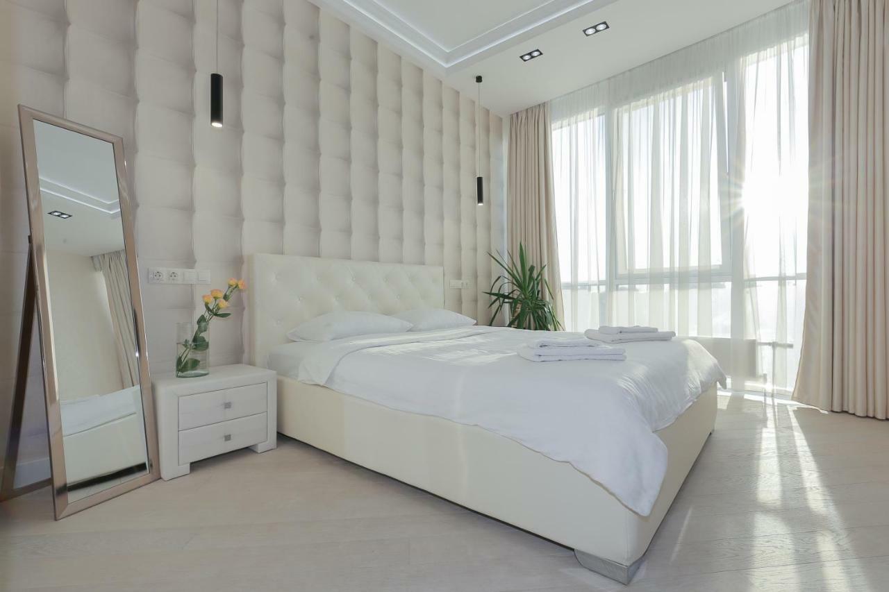 Black&White Apartment In Smart Plaza Kyiv Exterior foto