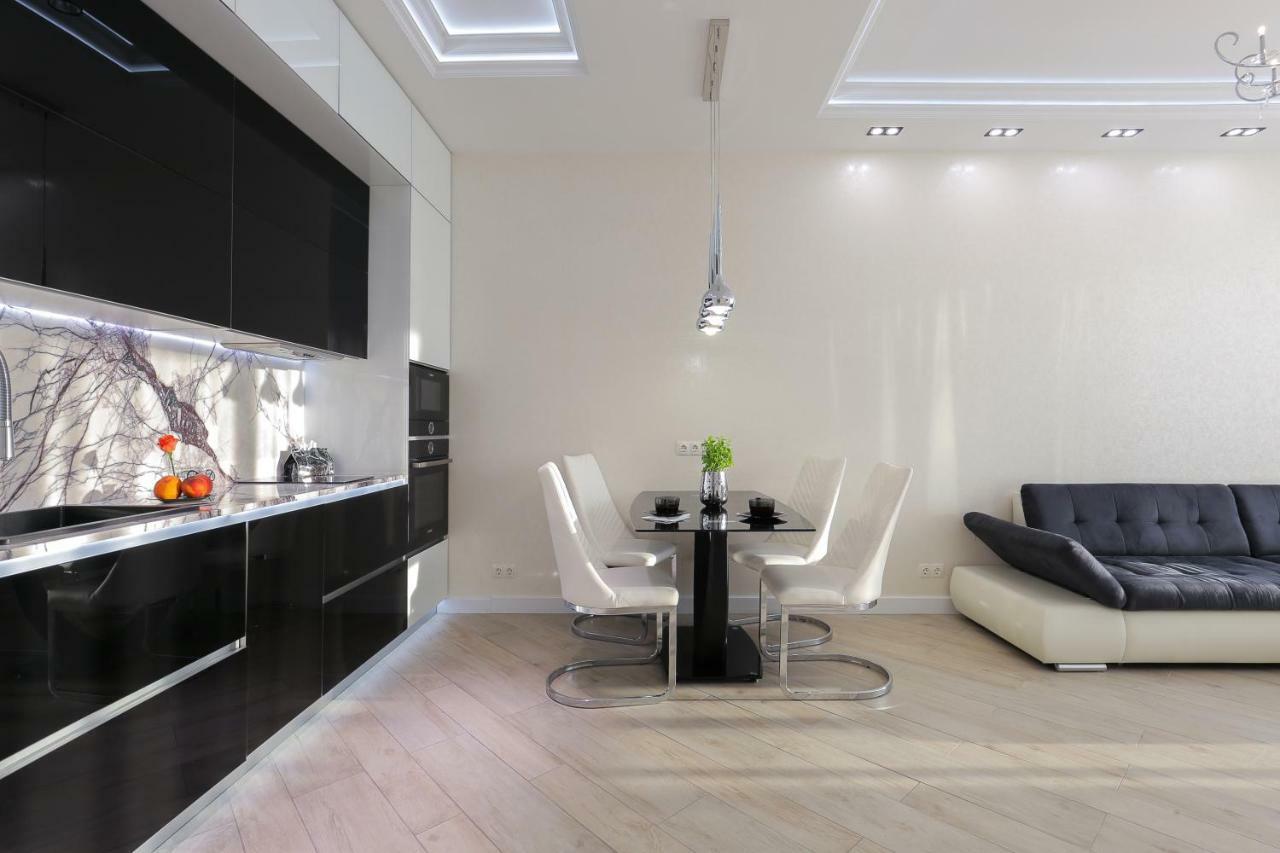 Black&White Apartment In Smart Plaza Kyiv Exterior foto